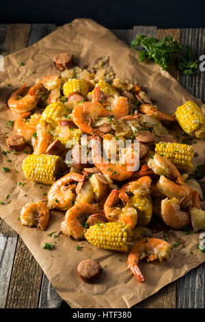 Faire bouillir les crevettes Cajun maison traditionnelle avec des pommes de terre et le maïs saucisse Banque D'Images