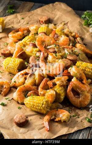 Faire bouillir les crevettes Cajun maison traditionnelle avec des pommes de terre et le maïs saucisse Banque D'Images