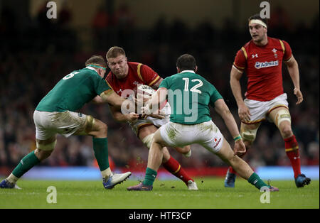 Pays de Galles' Ross Moriarty (centre) est abordé par l'Irlande's Jamie Heaslip (à gauche) au cours de la RBS Six Nations à la Principauté Stadium, Cardiff. Banque D'Images