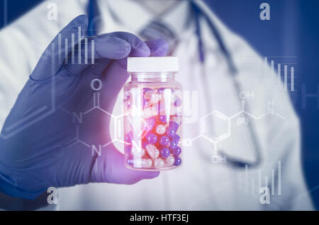 Médecin chercheur scientifique inventé nouveau médicament, détient en capsule mains. comp medicine science discovery tester formule concept abstrait chimiques Banque D'Images