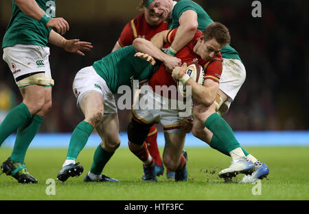 Pays de Galles' Liam Williams (centre) est abordé par l'Irlande's Jamie Heaslip (à droite) au cours de la RBS Six Nations à la Principauté Stadium, Cardiff. Banque D'Images