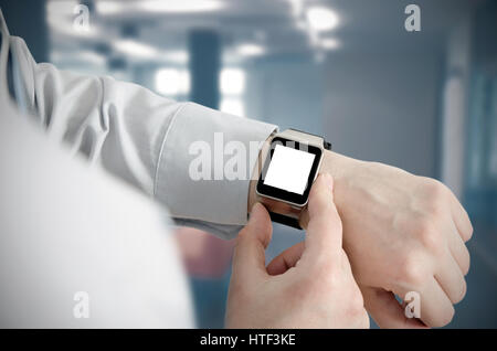 L'homme en utilisant smartwatch avec e-mail de notification. smartwatch part prévenir périphérique ordinateur internet message e-mail concept Banque D'Images