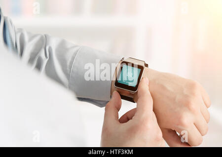 L'homme en utilisant smartwatch avec e-mail de notification. smartwatch part prévenir périphérique ordinateur internet message e-mail concept Banque D'Images