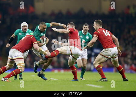 Simon l'Irlande Designer Drugs (centre gauche) est abordé par Scott Williams Wales' (centre) et Jake ball (à gauche) au cours de la RBS Six Nations à la Principauté Stadium, Cardiff. ASSOCIATION DE PRESSE Photo. Photo date : vendredi 10 mars, 2017. Voir histoire RUGBYU PA au Pays de Galles. Crédit photo doit se lire : David Davies/PA Wire. RESTRICTIONS : Utiliser l'objet de restrictions. Usage éditorial uniquement. Pas d'utilisation commerciale. Pas d'utilisation dans des livres ou des ventes d'impression sans autorisation préalable. Banque D'Images