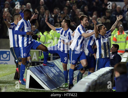Brighton & Hove Albion joueurs célèbrent leur troisième but durant le match de championnat Sky Bet au stade AMEX, Brighton. Banque D'Images