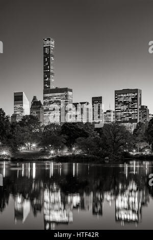 Réflexion sur les gratte-ciel de Midtown Central Park Lake au crépuscule. Noir et blanc. Manhattan, New York City Banque D'Images