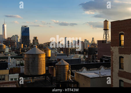 Toits de Chelsea en été coucher du soleil la lumière avec des tours, des châteaux d'eau et le Centre de commerce mondial de la distance. Manhattan, New York City Banque D'Images