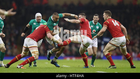 Simon l'Irlande Designer Drugs (centre gauche) est abordé par Scott Williams Wales' (centre) et Jake ball (à gauche) au cours de la RBS Six Nations à la Principauté Stadium, Cardiff. Banque D'Images