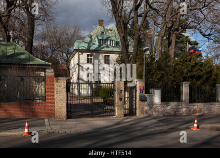 Villa Wallenfels (Wallenfelsova vila) conçu par l'architecte germano-tchèque Josef Zasche (1925-1926) dans le district de Bubenec à Prague, République tchèque. La villa appartenait auparavant à la famille juive Wallenfels utilisée pour être la résidence de Karl Hermann Frank, le fonctionnaire nazi allemand dans le Protectorat de Bohême-Moravie pendant la Seconde Guerre mondiale. Après la guerre, la villa a été utilisé comme résidence de l'ambassadeur de l'Union soviétique en Tchécoslovaquie, aujourd'hui la résidence de l'ambassadeur de la Russie à la République tchèque. Banque D'Images