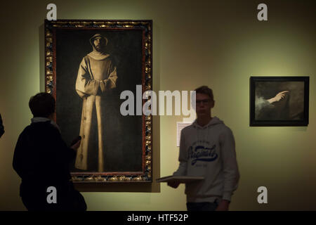 Visiteurs en face de la peinture Saint François d'assise d'après la vision du pape Nicolas V (1640) par le peintre espagnol Francisco de Zurbaran présentés à l'exposition à la Kunsthalle Munchen à Munich, Bavière, Allemagne. L'exposition consacrée à l'or espagnol s'exécute jusqu'à 26 mars 2017. Banque D'Images