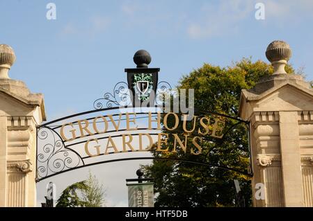 Grove House Gardens, passerelle, Dunstable Bedfordshire, sont l'une des impressionnantes de Dunstable jardins ouverts au public dans le cœur de la ville. Banque D'Images