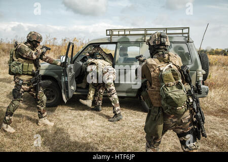 Escouade de parachutistes français d'élite du 1er Régiment de parachutistes d'infanterie de marine RPIMA terroristes en détention dans la voiture Banque D'Images