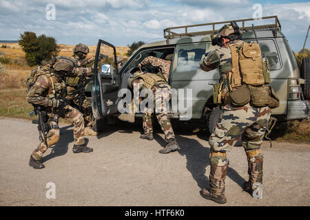 Escouade de parachutistes français d'élite du 1er Régiment de parachutistes d'infanterie de marine RPIMA terroristes en détention dans la voiture Banque D'Images