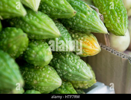 Beaucoup de courge amère dans le marché Banque D'Images