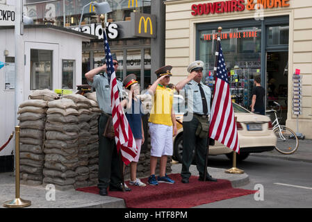 Les touristes ayant leurs photographies prises à Checkpoint Charlie, Berlin, Allemagne Banque D'Images