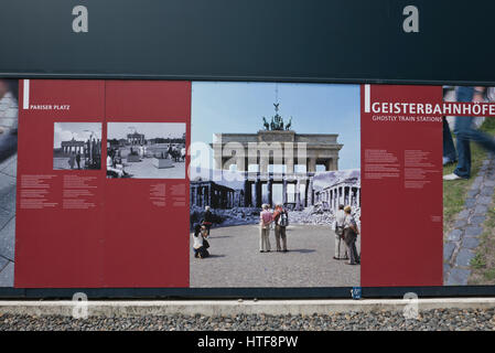 Des affiches relatives à des événements historiques entre l'Est et l'ouest de Berlin, Allemagne Banque D'Images