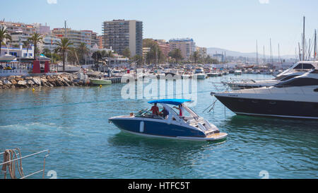 Marbella, Costa del Sol, la province de Malaga, Andalousie, Espagne du sud. Puerto Deportivo sur le front de mer de la ville de Marbella. Port Sportif. Yachts et bateaux mo Banque D'Images