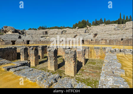 Ville romaine d'Italica, près de Santiponce, Séville, Andalousie, province du sud de l'Espagne. L'amphithéâtre. Banque D'Images