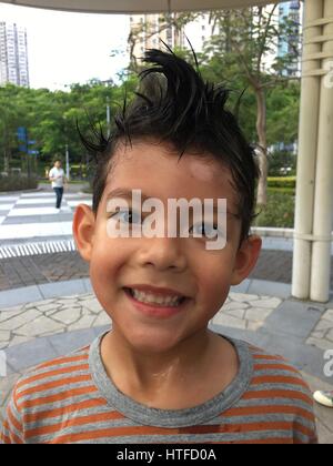 Portrait d'une jeune eurasienne smiling boy Banque D'Images