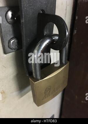 Cadenas de verrouillage ou d'une poignée de porte de verrouillage Banque D'Images