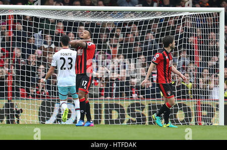 AFC Bournemouth Joshua King (centre) réagit après avoir tenté un tir au but lors de la Premier League match au stade de vitalité, de Bournemouth. Banque D'Images