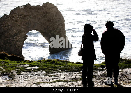 Les gens debout sur la côte jurassique du Dorset au chemin durdle door sur une après-midi venteuse. Homme Femme littoral Stormy Weather winter dor Banque D'Images