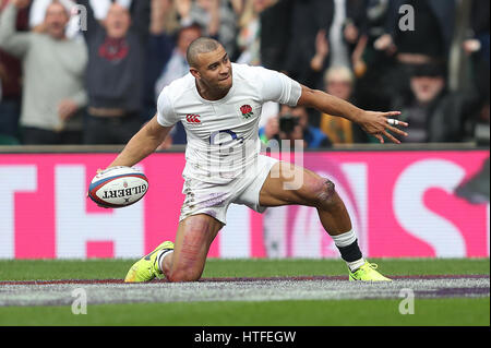 L'Angleterre Jonathan Joseph célèbre marquant son côtés essayez d'abord au cours de la RBS Six Nations match à Twickenham Stadium, Londres. Banque D'Images