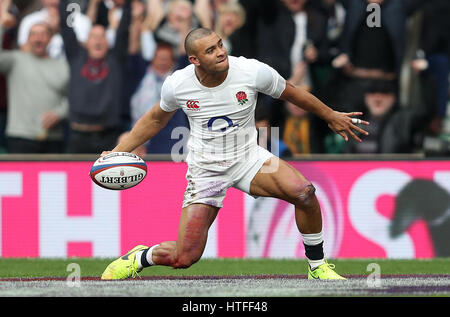 L'Angleterre Jonathan Joseph célèbre marquant son côtés essayez d'abord au cours de la RBS Six Nations match à Twickenham Stadium, Londres. Banque D'Images