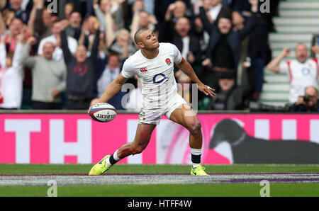 L'Angleterre Jonathan Joseph célèbre marquant son côtés essayez d'abord au cours de la RBS Six Nations match à Twickenham Stadium, Londres. Banque D'Images