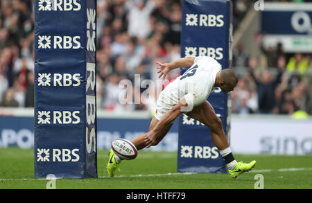 L'Angleterre Jonathan Joseph côtés marque son deuxième essai au cours de la RBS Six Nations match à Twickenham Stadium, Londres. Banque D'Images