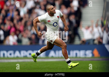 L'Angleterre Jonathan Joseph célèbre marquant son deuxième essai côtés durant la RBS Six Nations match à Twickenham Stadium, Londres. Banque D'Images