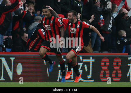 AFC Bournemouth Joshua King (à gauche) célèbre marquant son troisième but du côté du jeu, et son tour du chapeau, au cours de la Premier League match au stade de vitalité, de Bournemouth. Banque D'Images