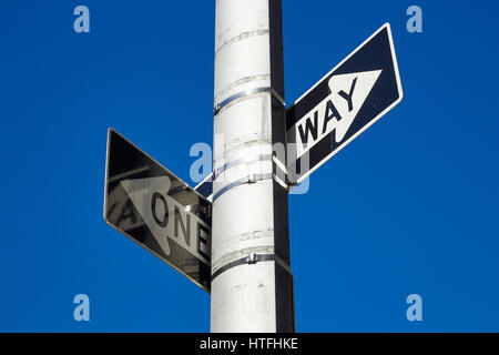 Deux classic New York City 'One Way' street signs pointant dans des directions différentes Banque D'Images