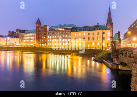 La ville de Malmö centre-ville la nuit twilight en Suède Banque D'Images