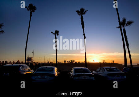 Les gens à regarder le coucher du soleil à Venice Beach, Californie Banque D'Images