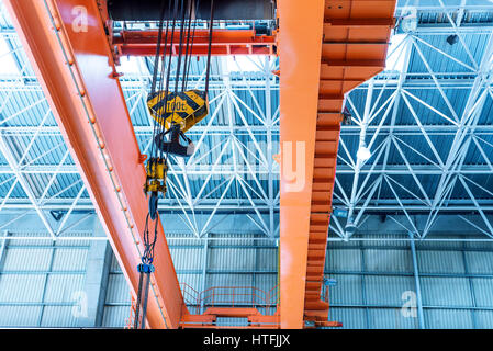 À l'intérieur de grandes usines, le pont roulant. Banque D'Images