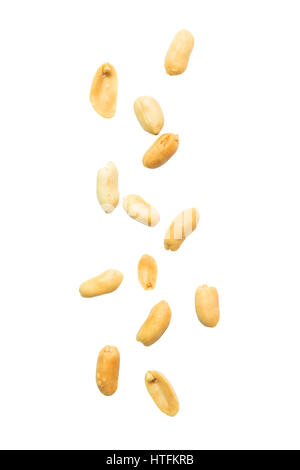 Pelé et d'arachides salées tombant sur fond blanc Banque D'Images