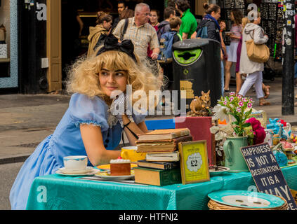 Alice au pays des merveilles de Mad Hatters reenactment tea party Camden London England Banque D'Images