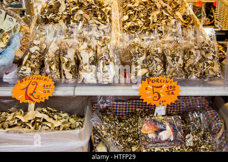 Champignons secs exposés à la vente au Mercato Centrale à Florence Italie Banque D'Images