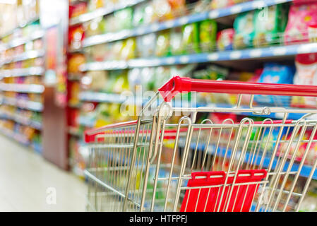 L'intérieur de supermarchés, rouge Panier vide. Banque D'Images