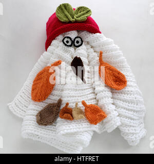 Diy funny, humour fond de noël faites à la main, écharpe blanche de snowman paresseux, red hat, oeil, en hiver, de feuilles en feuilles froide journée de vacances de Noël Banque D'Images