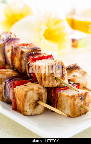 Brochettes de poulet grillé avec des légumes sur plaque blanche Banque D'Images