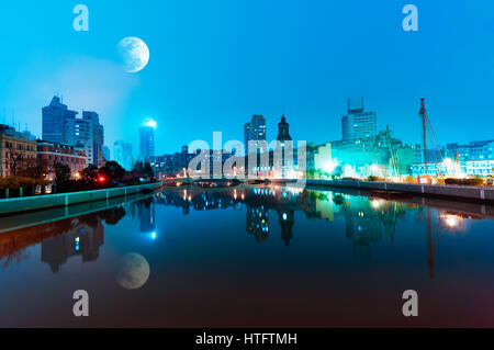 Shanghai vue nocturne de la vieille ville et Suzhou Creek Banque D'Images