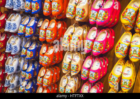 Zaanse Schans, Pays-Bas - 25 février : coloré néerlandais sabots fait de bois de chêne, chaussures traditionnelles avec des peintures sur cadeaux counter Banque D'Images