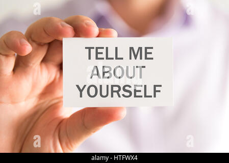 Gros plan sur businessman holding une carte avec PARLEZ-MOI DE VOUS, message business concept image avec arrière-plan flou Banque D'Images