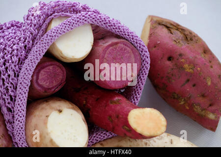 La patate douce La diversité sur fond blanc, en bonne santé et riche en fibres, vitamines, minéraux et d'amidon de céréales, absorber toxine, bon pour le système digestif Banque D'Images