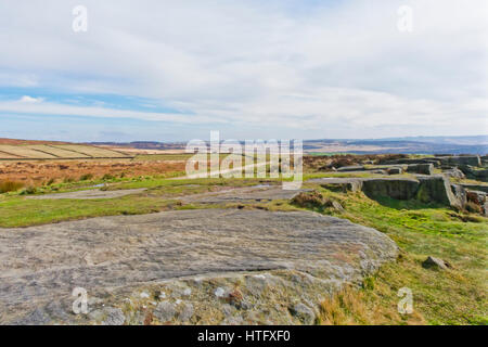 Sur dalles de roche à la lande, les champs et les forêts dans le Derbyshire Peak District Banque D'Images