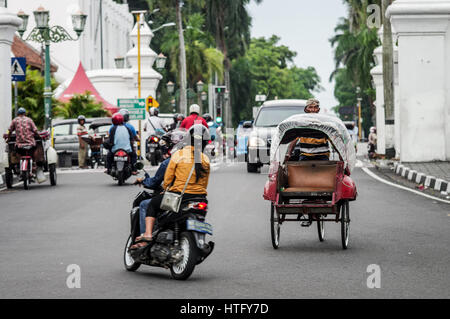Les cyclomoteurs et les becaks animé dans le centre de Yogyakarta - Java, Indonésie Banque D'Images
