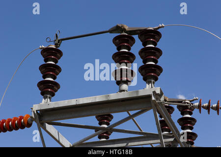 Isolateurs haute tension sur une tour de transmission électrique, barrage, Gorges du Cabinet Clark Fork River, ID. Banque D'Images