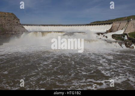 La fin de l'écoulement du printemps des tempêtes au cours Ryan barrage et les chutes de la rivière Missouri. Banque D'Images